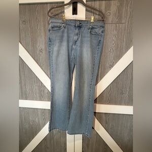 WJ2. Levi’s Womens Jeans light wash Sz 12, rise 9, ins 31.